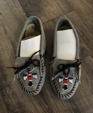 Minnetonka Shoes Moccasins Thunderbird Beaded Gray Leather Size 7.5