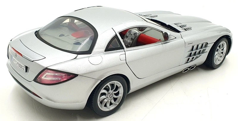Motormax 1/12 Scale diecast 73004 - Mercedes Benz McLaren SLR Metallic Silver - Image 2 of 4