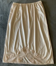 Vintage Olga Beige Half Slip Lace Cut Out Size SF 7 8 Length 24.5”