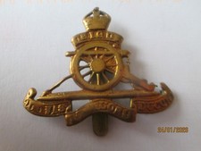 BRITISH ARMY ROYAL ARTILLERY KC BRASS BERET BADGE