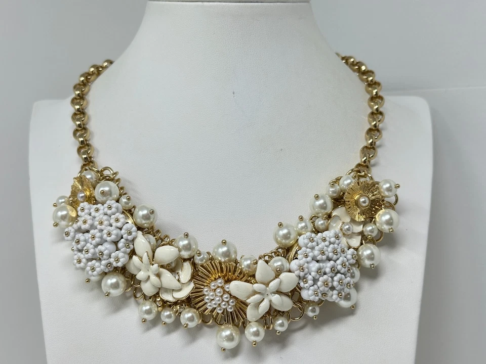 Collar Talbots llamativo esmalte blanco flores perlas de imitación tono dorado Foto 2 de 4