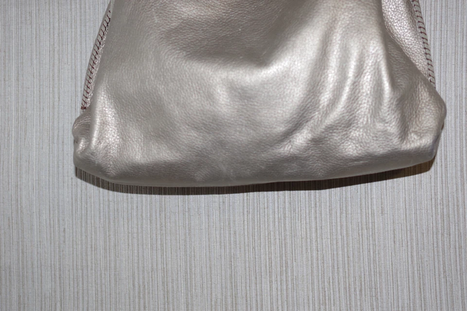 Bolso de Hombro Carla Mancini Cuero Genuino/Tote Boho Dorado 13" x 12" Foto 4 de 4