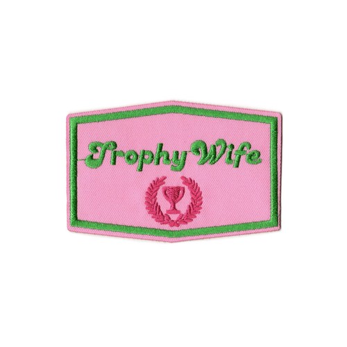Trofeo moglie ricamato ferro su toppa - distintivo dichiarazione divertente rosa e verde - Foto 1 di 2