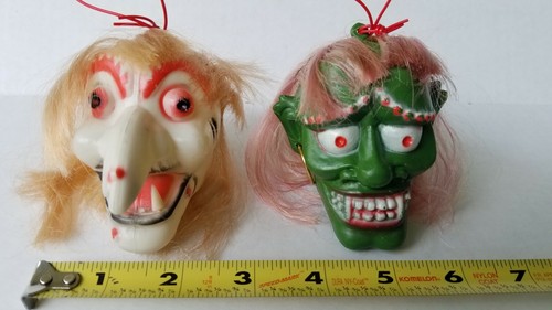 1960s MONSTER AND WITCH HALLOWEEN SHRUNKEN HEAD CAR HANGER PLASTIC HONG KONG MIP - Picture 8 of 11