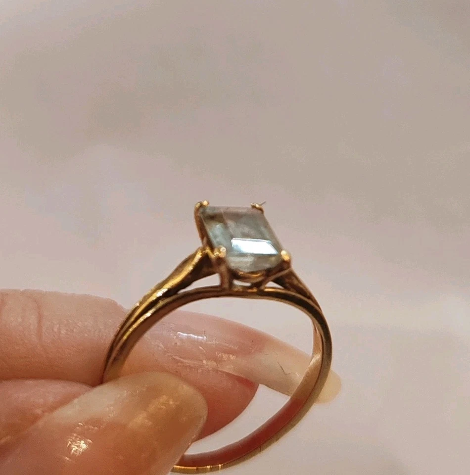 Bague or jaune 18 carats et aigue marine rectangulaire - Photo 1/4