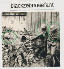 1474- wk2 Foto Erschöpfte WH Soldaten schlafend mit Stahlhelm in Zeltplane