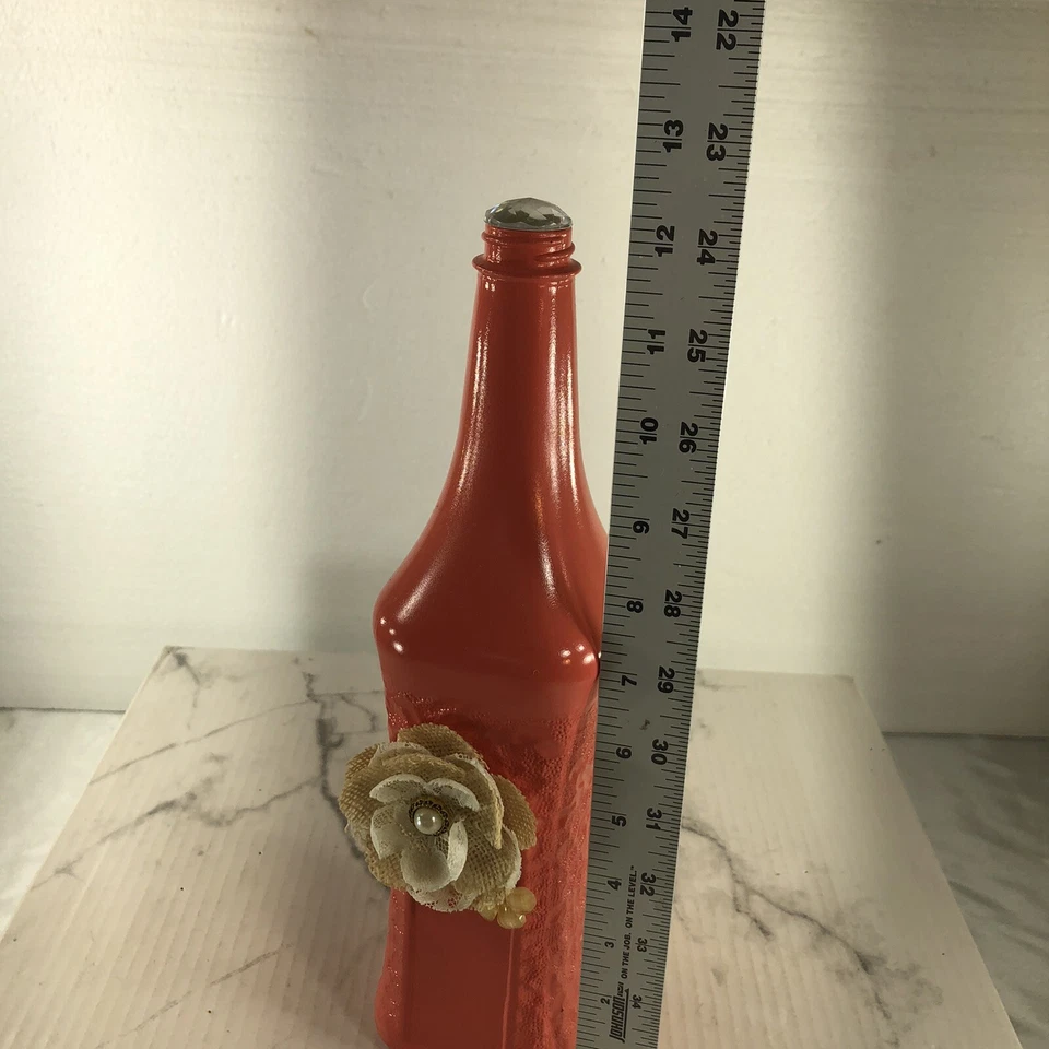 Botella de licor Suntory pintada a mano rosa con apliques florales de flores y tapa de gemas Foto 3 de 4