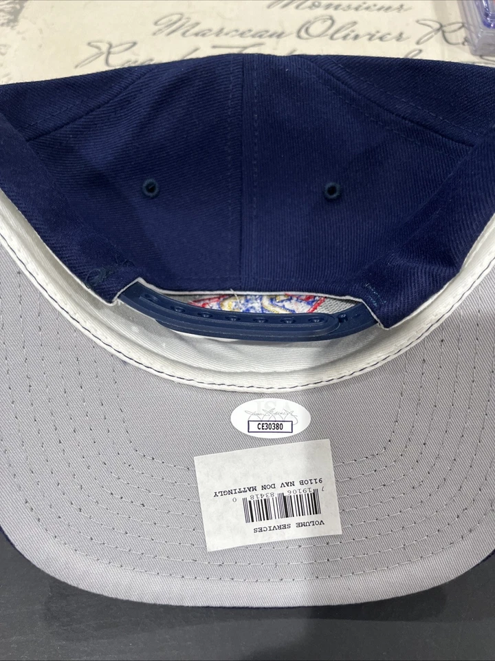 GORRA DON MATTINGLY YANKEE CAPITÁN FIRMADA NY YANKEE AUTENTICACIÓN JSA SOMBRERO RARO Foto 2 de 4
