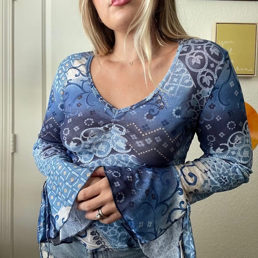 Vintage Y2K 2000s NWT L.E.I Blue Abstract Sheer Long Sleeve Bell Sleeve Top Sz L - Image 2 of 4
