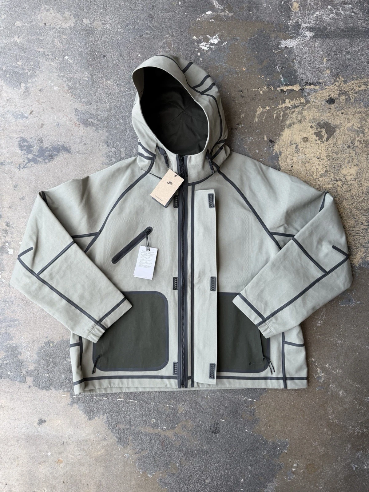 Nike Tech Men’s Large Storm-Fit Hooded Rain Jacket