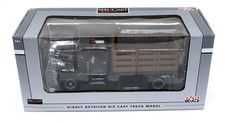 Camión SpecCast 39512 International KB-8 con carrocería de estacas escala 1:50 O sin usar, en caja negro