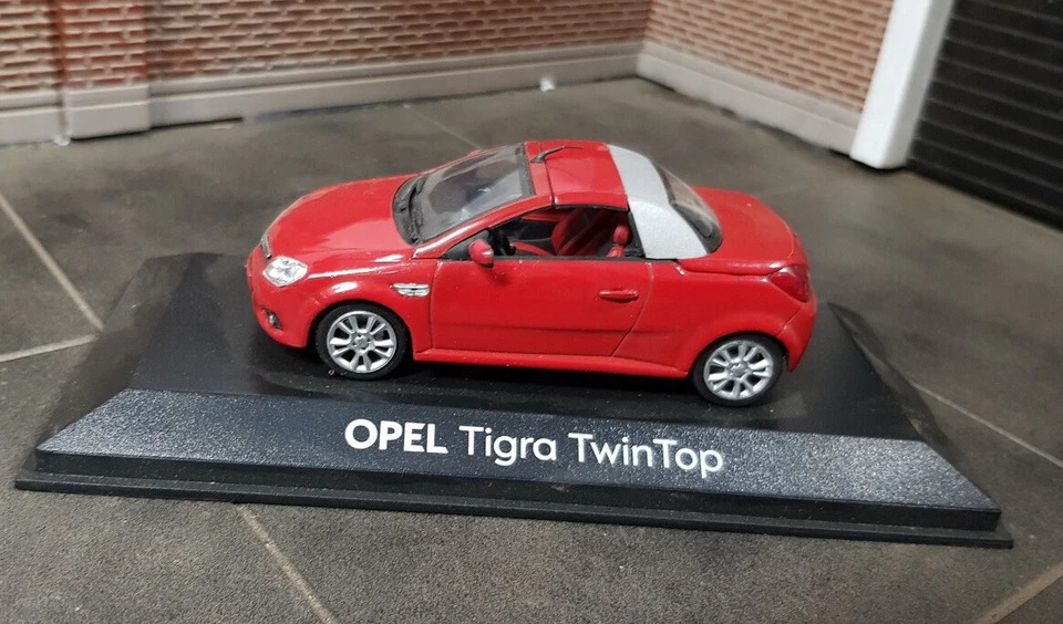Vauxhall Tigra Opel Twin Top Convertible 1:43 Scale Model Red Cabrio Diecast Car - Image 4 of 4