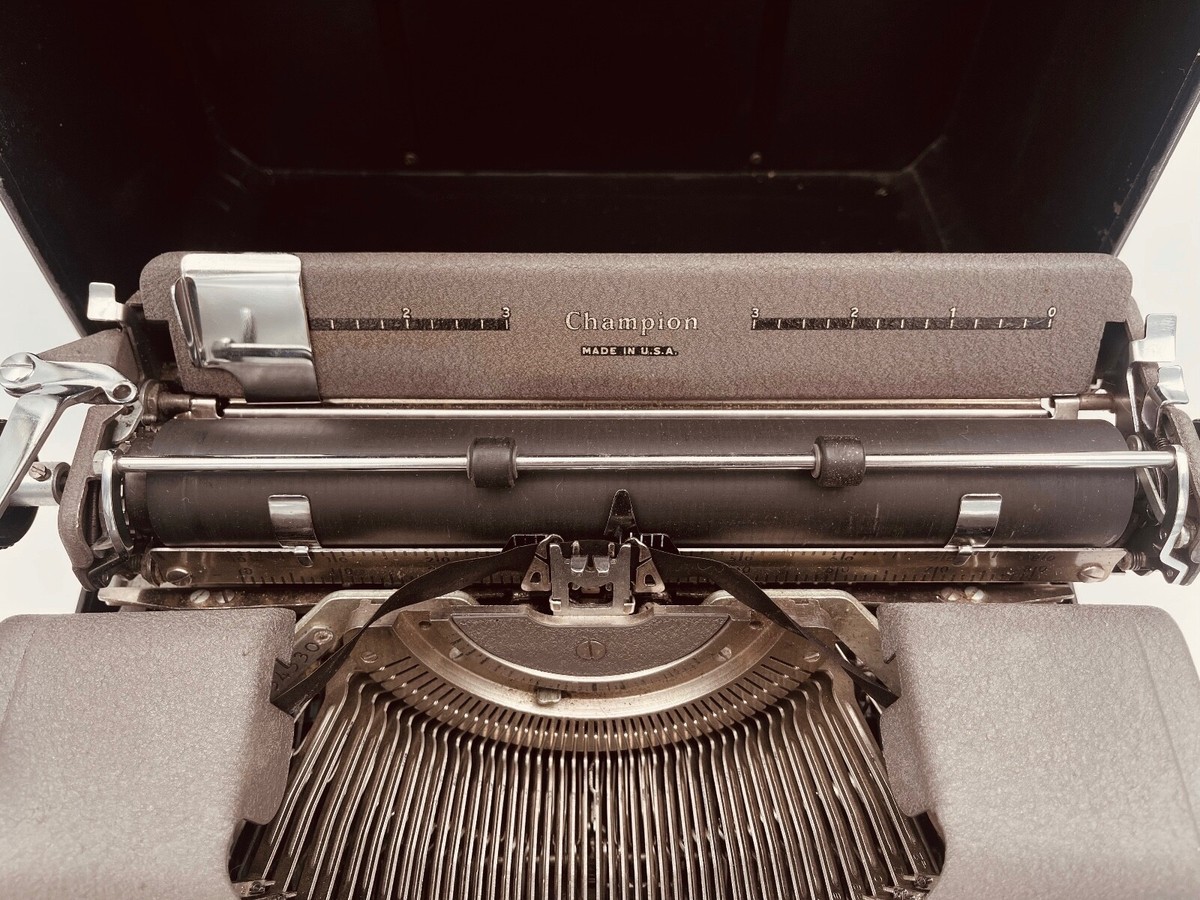 Vintage Underwood Champion Typewriter with Hard Case Serial