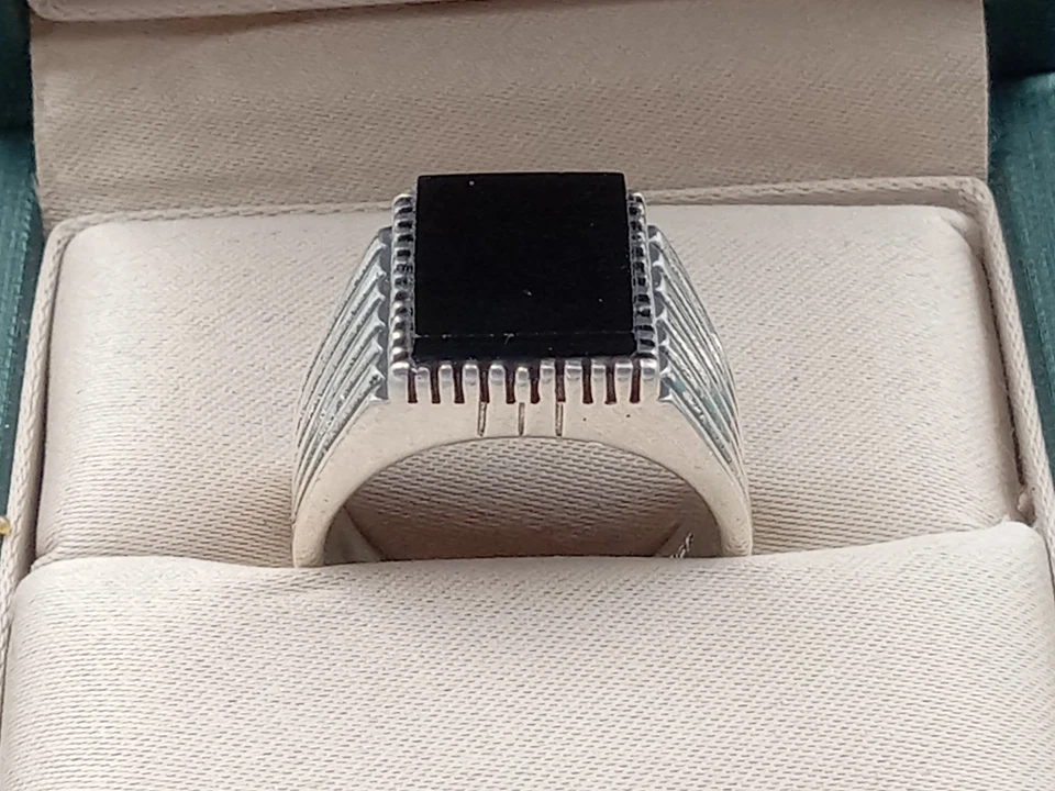 Fluted Mounting Sterling Silver Size 7.75 Ring w. Square Black Onyx Setting - Image 2 of 4