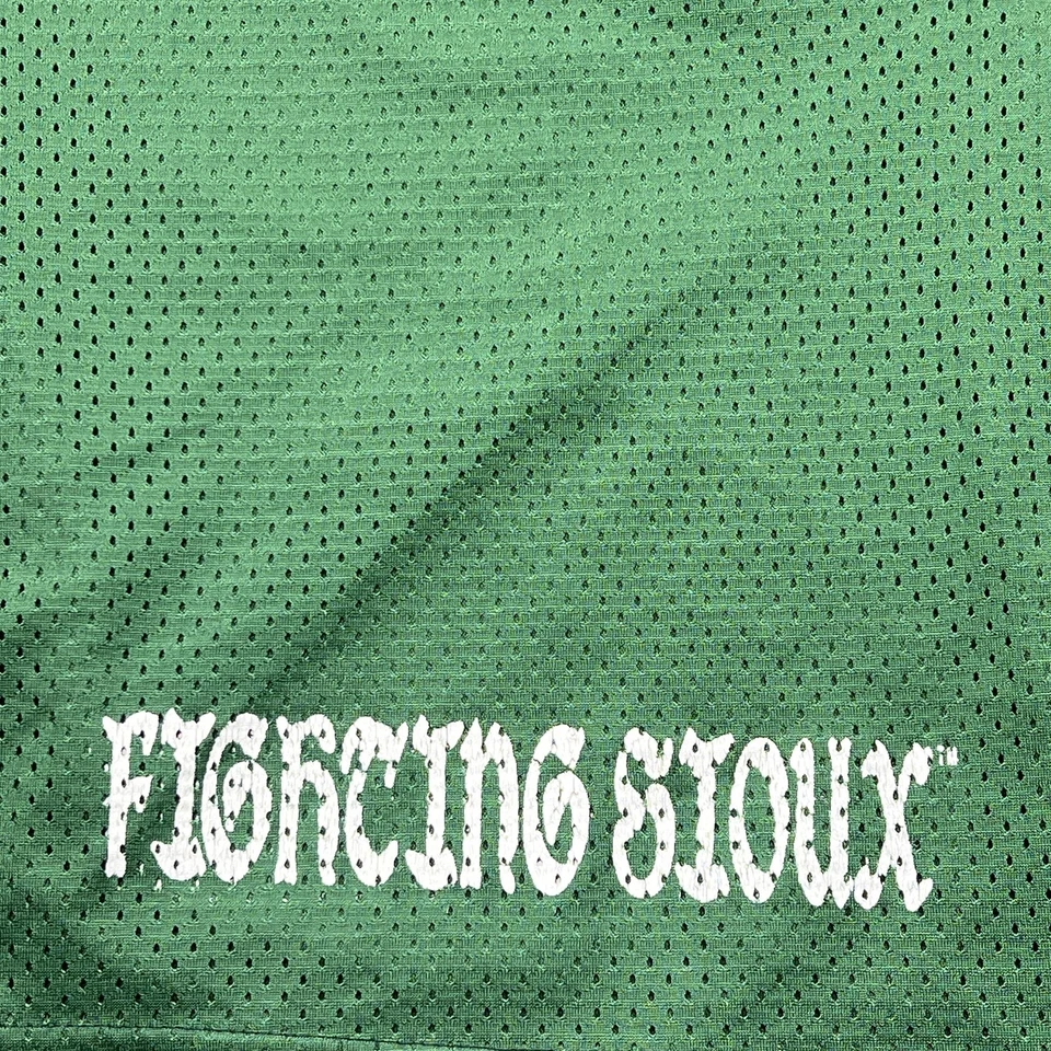 Shorts masculino North Dakota Fighting Sioux médio time basquete Reebok - Imagem 3 de 4