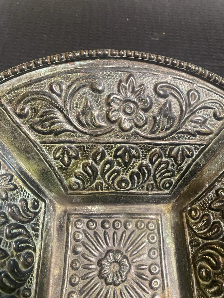 Индо-персидский травленый латунный поднос - оценочная стоимость $1200-$1600 - Изображение 4 из 4