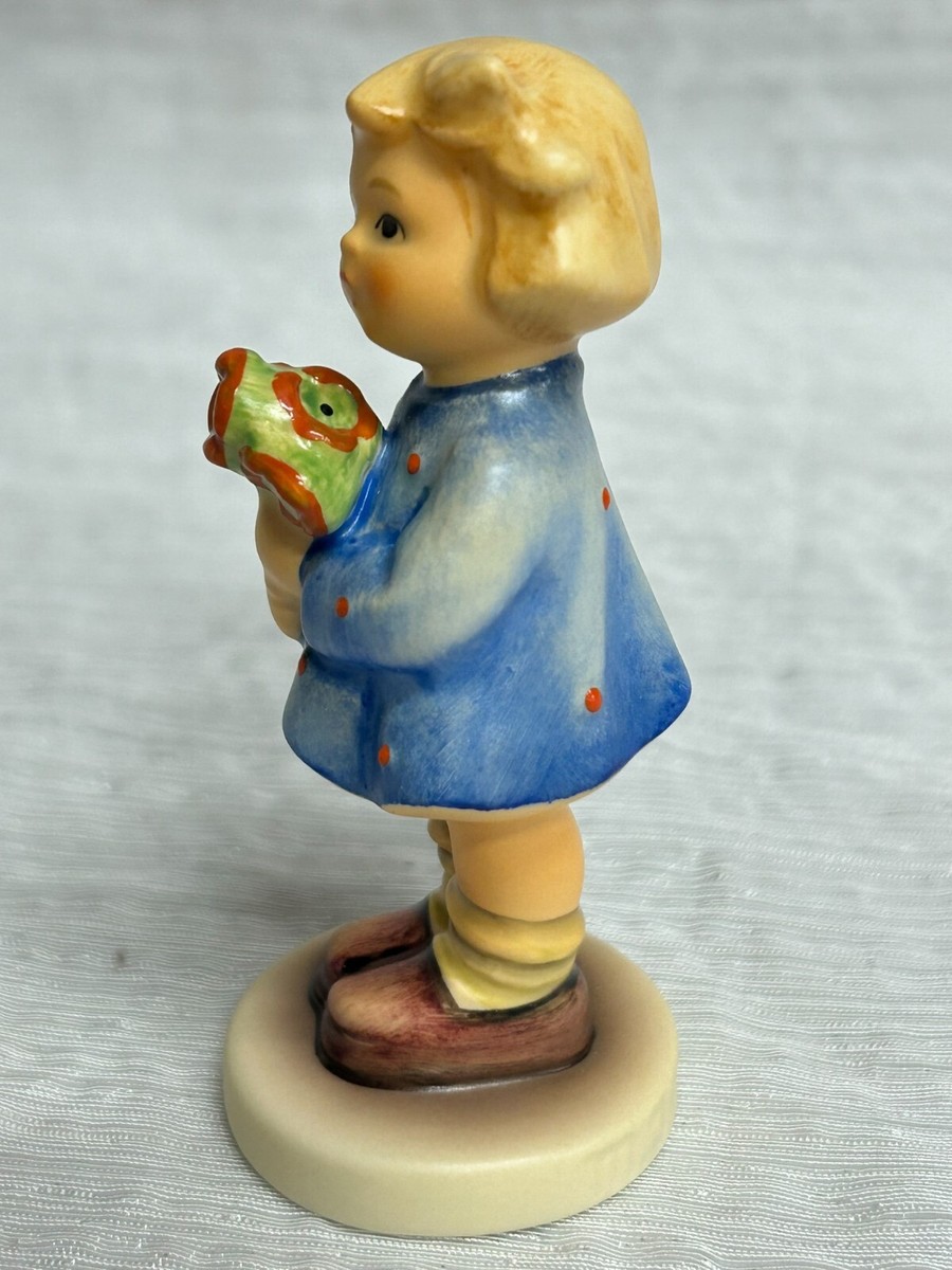 Goebel Hummel Girl With Nosegay #822 Hum 239/A in Box Signed