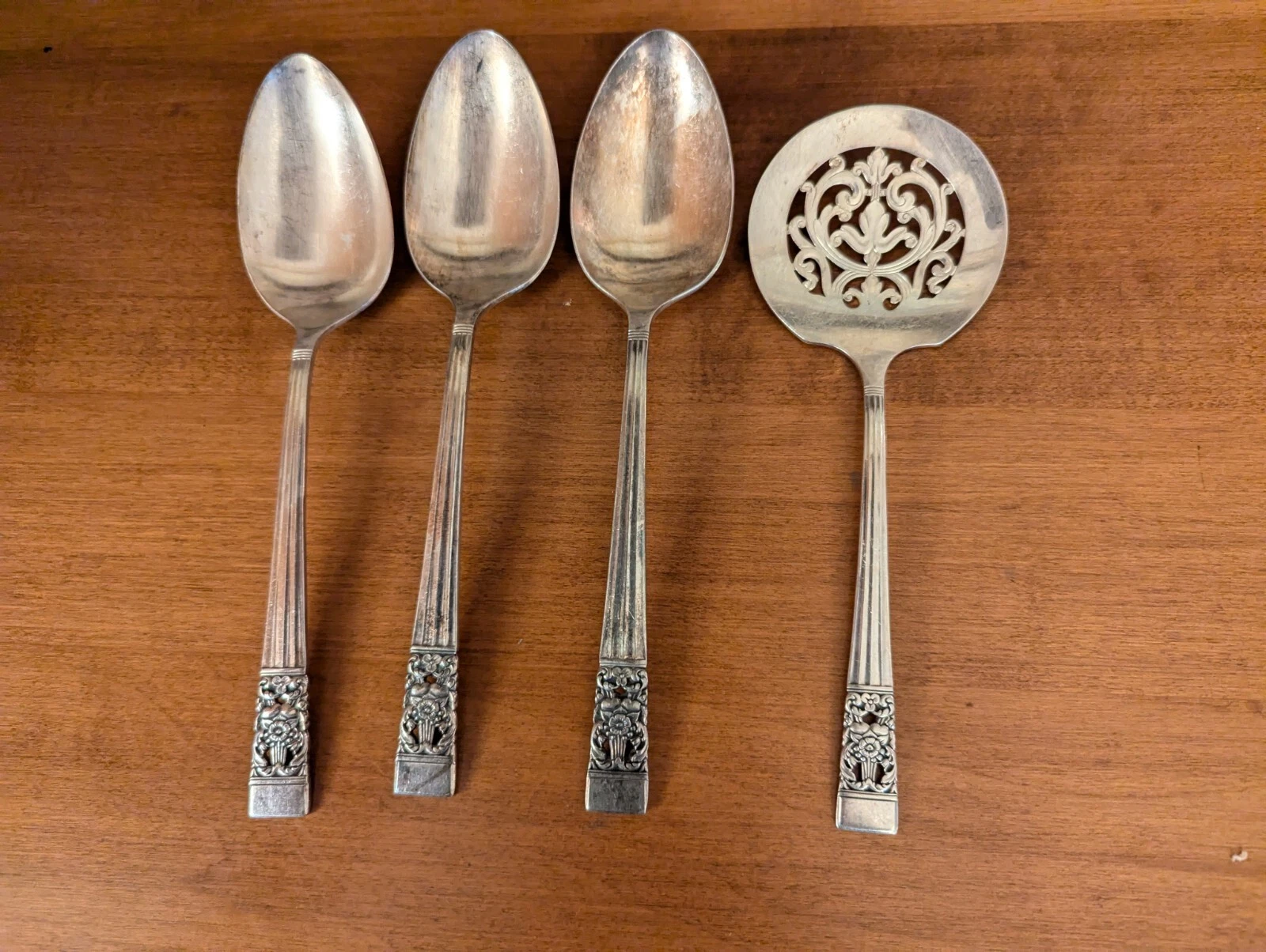 4-VINTAGE CORONATION ONEIDA SILVERPLATE (3)SERVING SPOONS (1)TOMATO SERVER