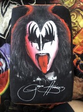 CUBO DE PELUCHE BESO FIGURA DEMONIO - GENE SIMMONS