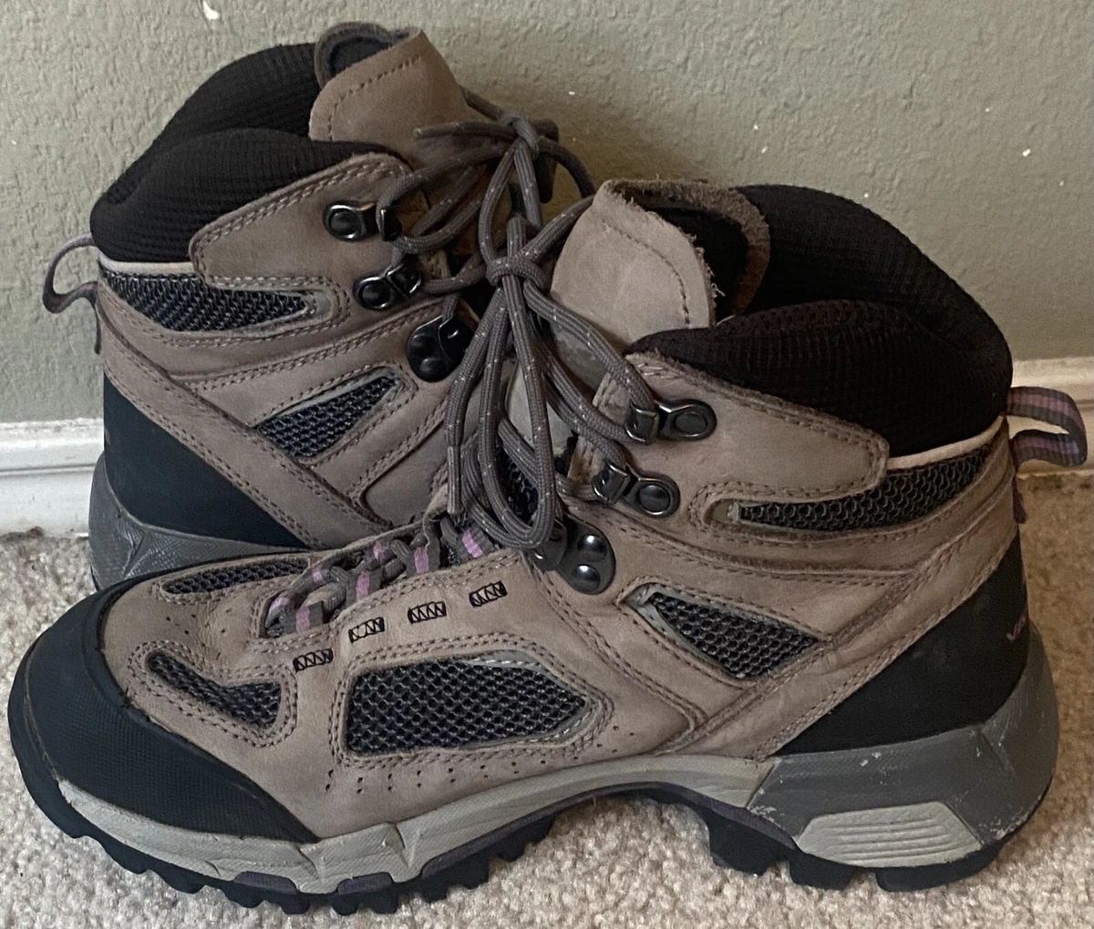 Vasque Women s 7.5 Hiking Boots Beige Breeze 2.0 Gore Tex 7479