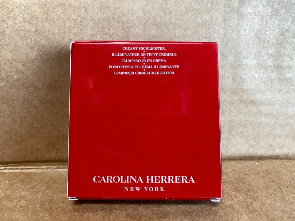 Carolina Herrera The Highlighter Gesichtspuder 01 Universal Shade 8g/34€ - Bild 2 von 3