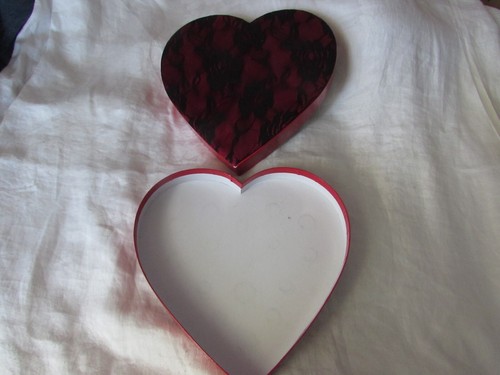 Valentines 1960s black/red heart shaped Russell Stover CANDY BOX satin roses lid - Picture 3 of 5