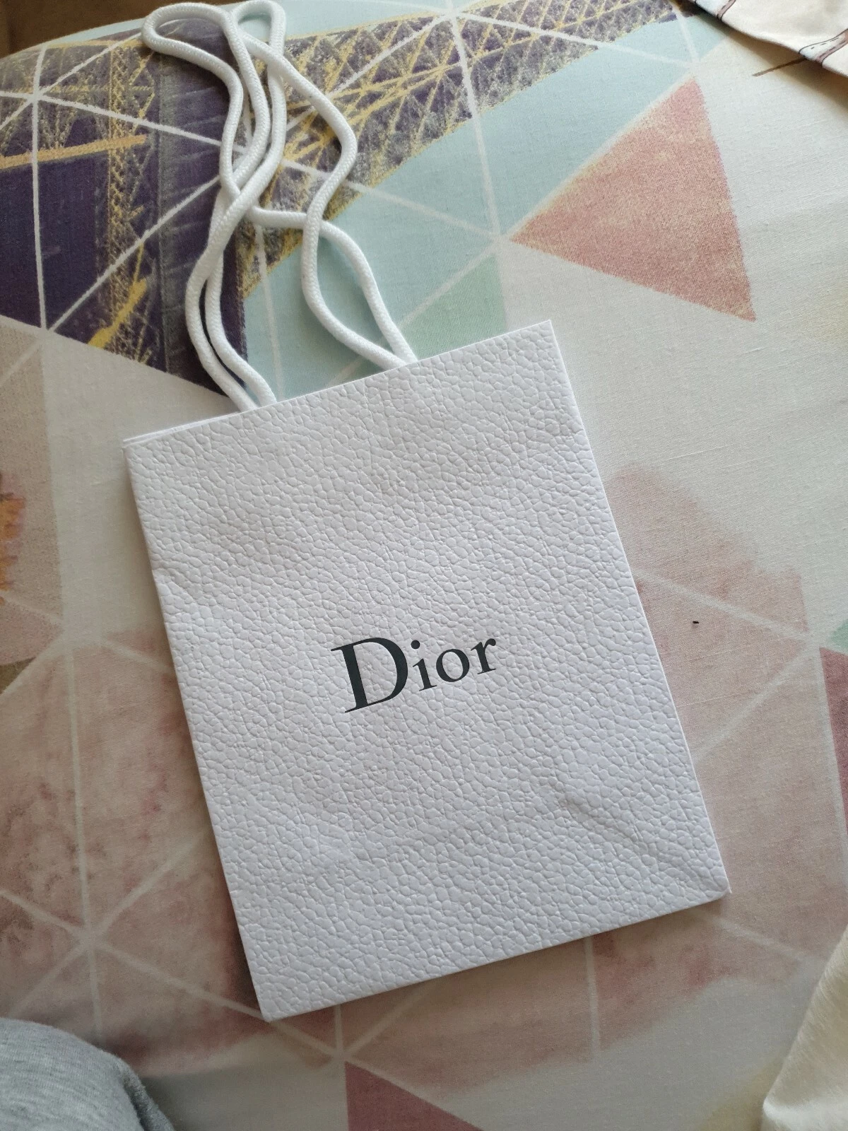 Petit sac cadeau martelé Dior blanc
