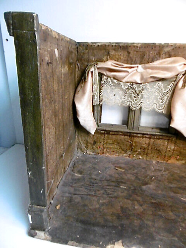 MAISON DE POUPÉE ANCIENNE EN BOIS 1 PIÈCE À RESTAURER ET MEUBLER 64 x 32,5 cm - Picture 11 of 19