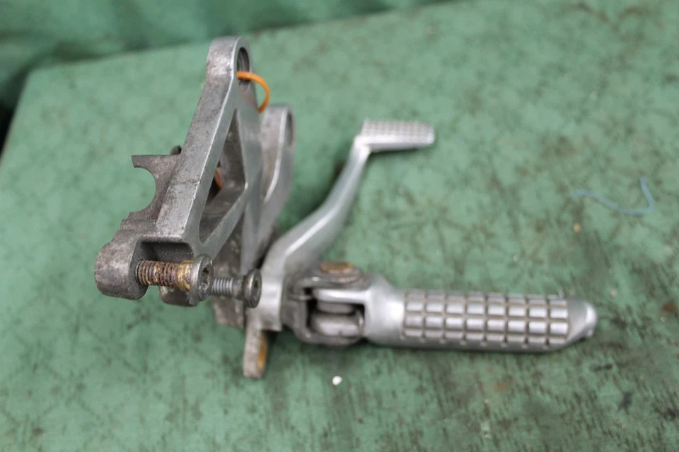 Kawasaki ZX900 B3 ZX9R 1996 RIGHT Hand Side Riders Footrest Hanger Pedal - Image 4 of 4