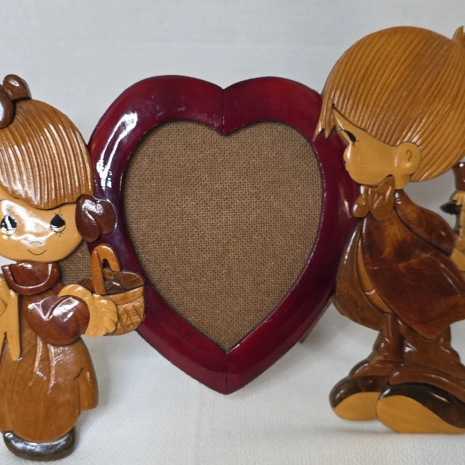 Marco de fotos tallado en madera de intarsia de colección niño niña corazón 12x9 raro usado en excelente estado Foto 4 de 4
