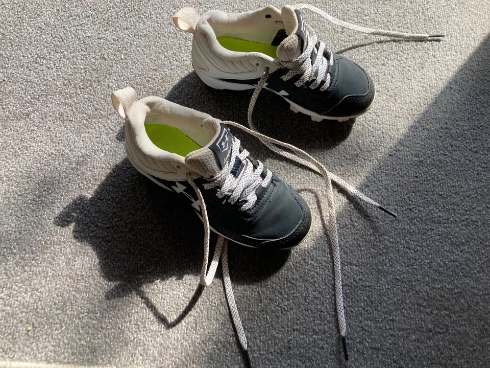 Botines de béisbol Under Armour para niños talla 11 Foto 3 de 4