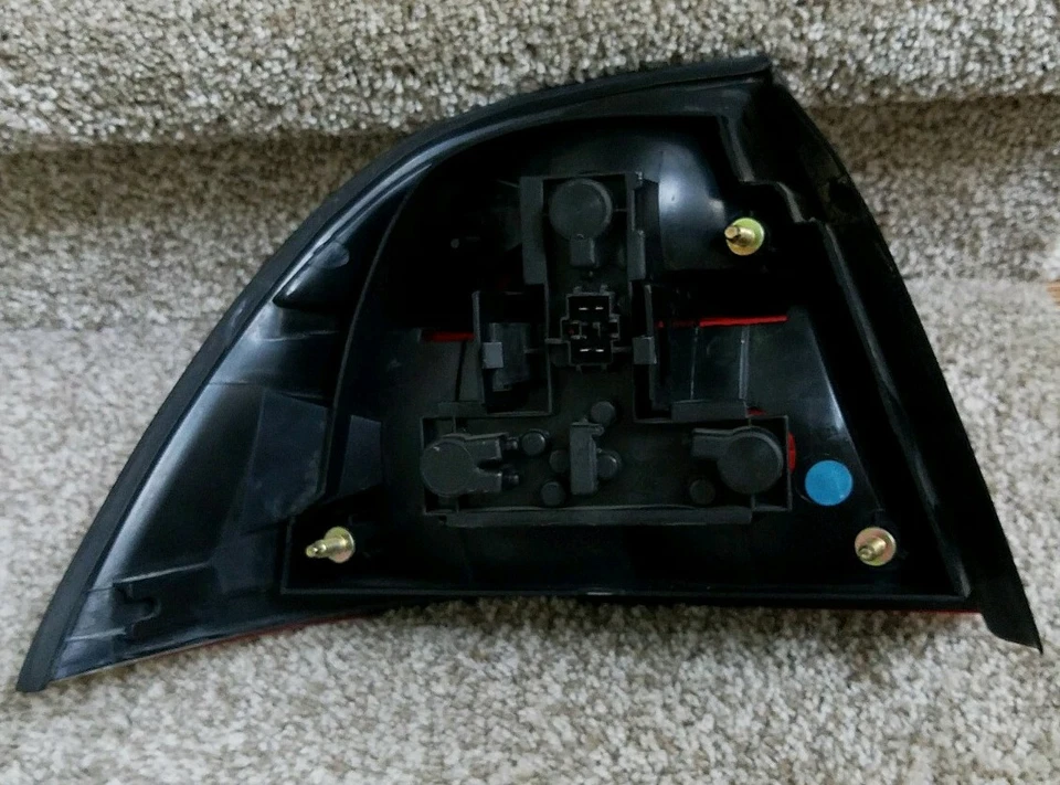 Luz trasera derecha del lado del pasajero SAAB 9-5 1999 2000 2001 usada OEM  Foto 2 de 2