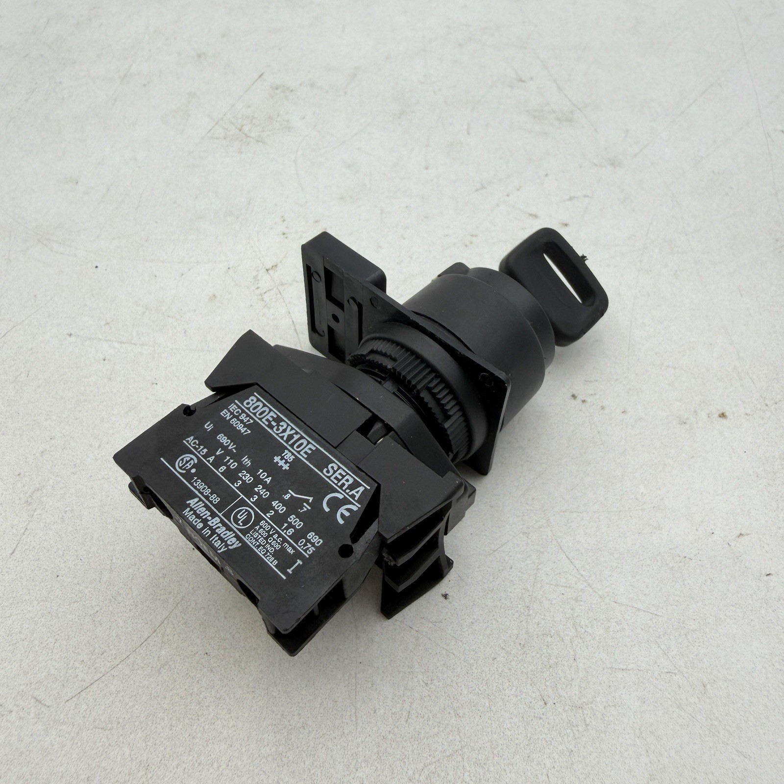 Allen Bradley Contact Block 800E-3X01 / 800E-3X10E SER A W/ Key Switch 006