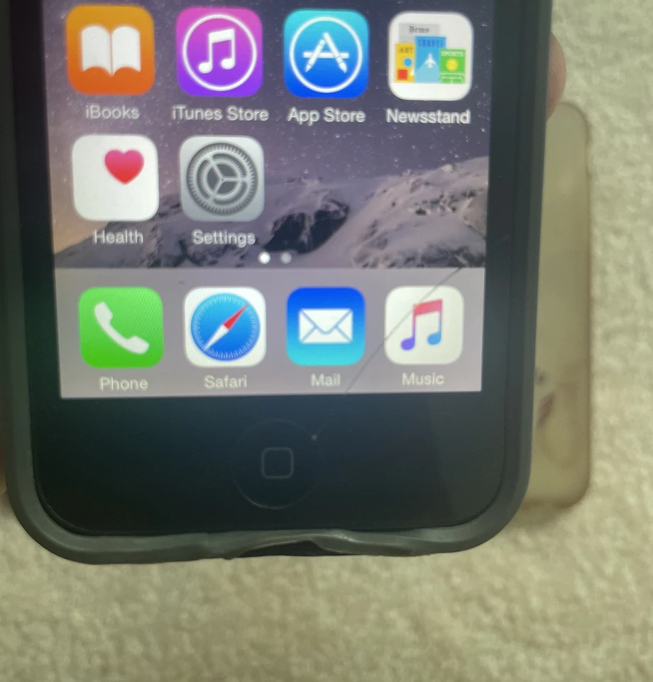 Apple iPhone 5 - 32GB BLACK + iPhone Cases (x3) *T-Mobile/Sprint* Cracked Screen - Image 3 of 3