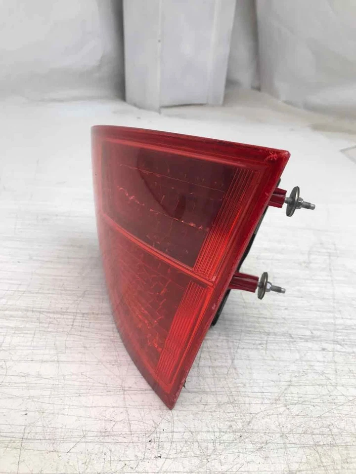 Оригинальный задний фонарь в сборе на четверть панели для Audi A8 RH 2003–2007 годов выпуска - Изображение 2 из 4