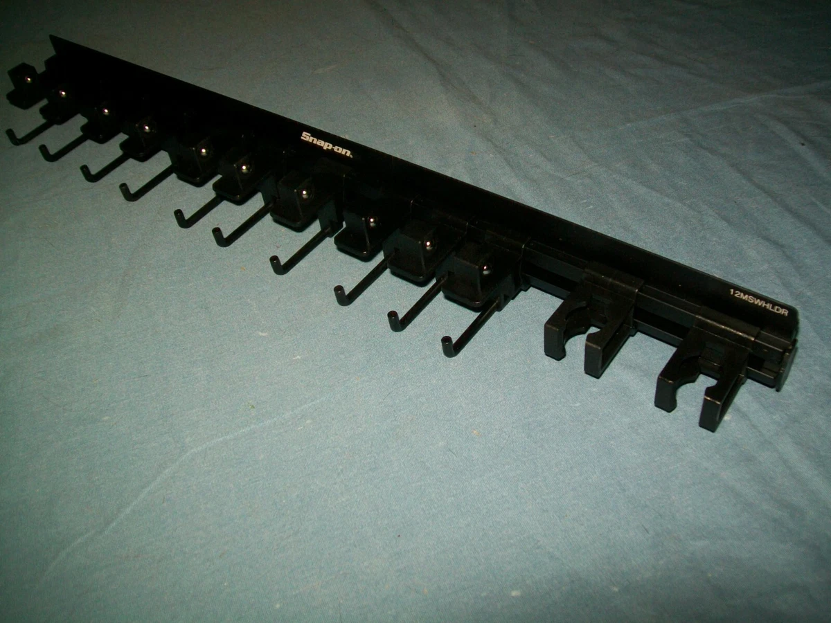 Magnetic socket wrench outlet