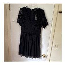 Lulus Black Lace Lined V-Neck Short Sleeve Dress Size L Zip Solid