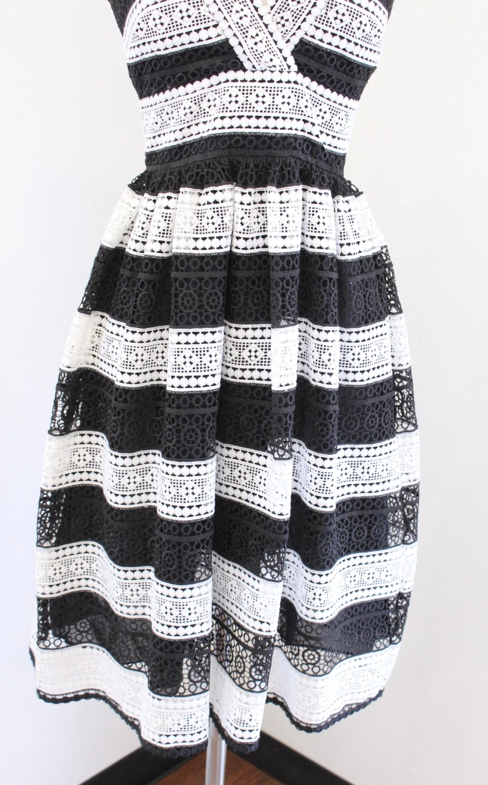 Abito Kate Spade nero bianco a righe aderente e svasato in pizzo all'uncinetto nuovo con etichette taglia 00