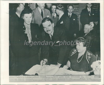 1944 Gov and Mrs Thomas E. Dewey Registering Original Soundphoto