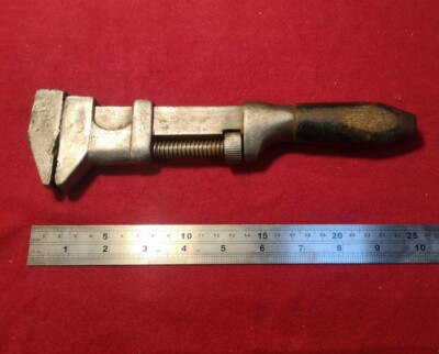 Verstellbarer Schraubenschlüssel mit Hammerkopf