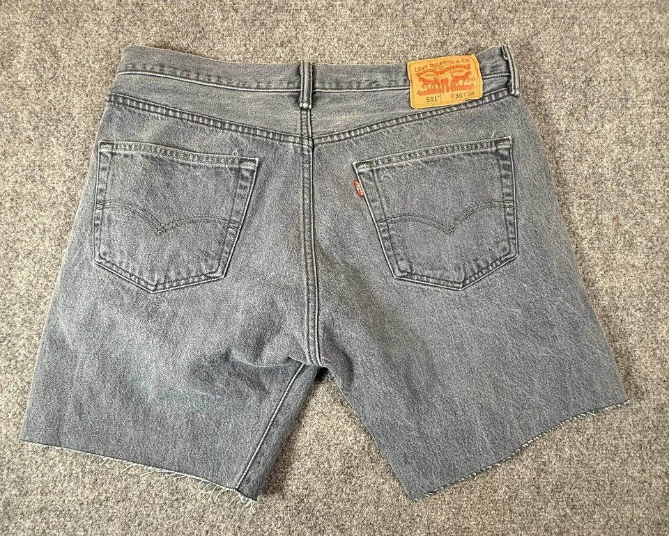 Shorts jeans masculino Levis 501 36 botões corte mosca jeans desgastado estilo vintage - Imagem 3 de 4
