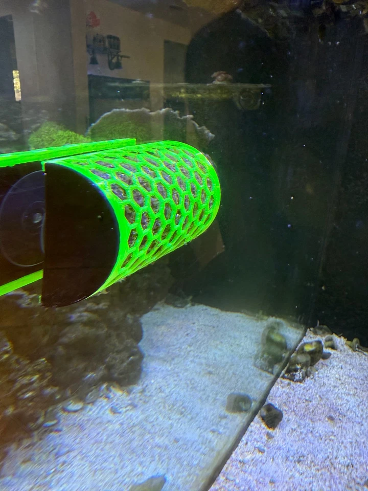 Полуцилиндровая кормушка Nori — 3D-печатная аквариумная клетка для водорослей с присосками - Изображение 3 из 4