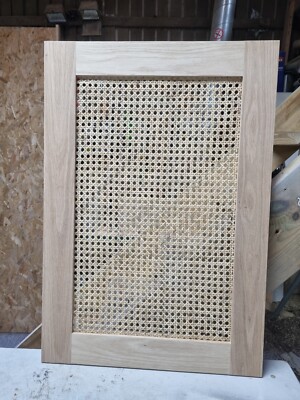 Maßgefertigte handgefertigte massive Eiche Shaker Stil Küchentür mit Rattan Ref 12