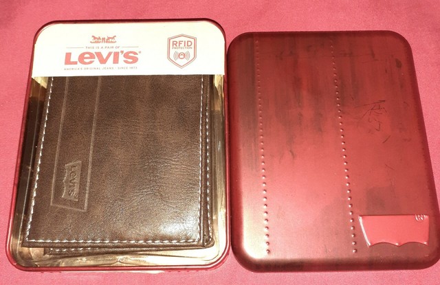 levis card holder