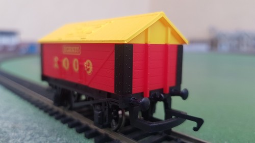 Hornby R6458 2009 Salt Wagon, red and yellow, Boxed - Foto 5 di 10
