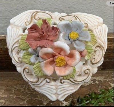 VTG Ceramic Heart Shaped Box. 3DFlowers Gold Acc. Trinket Jewelry Dish Jar Gift