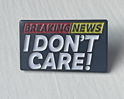 ''Breaking News - I Don't Care!'' lustige Comedy Emaille Pin Anstecker / Brosche, neu!