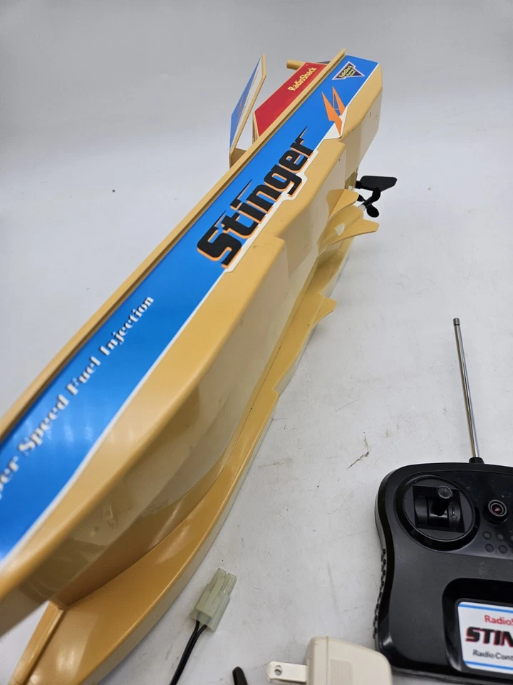 VINTAGE RADIO SHACK STINGER RADIO CONTROLLED RC RACING BOAT *UNTESTED* - Image 2 of 4