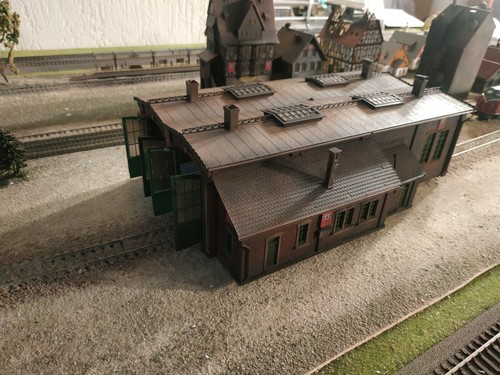 VOLMER BUILDING FOR WWII MILITARY THEMES - ENGINE TERMINAL WITH MECHANICAL DOORS - Picture 3 of 11