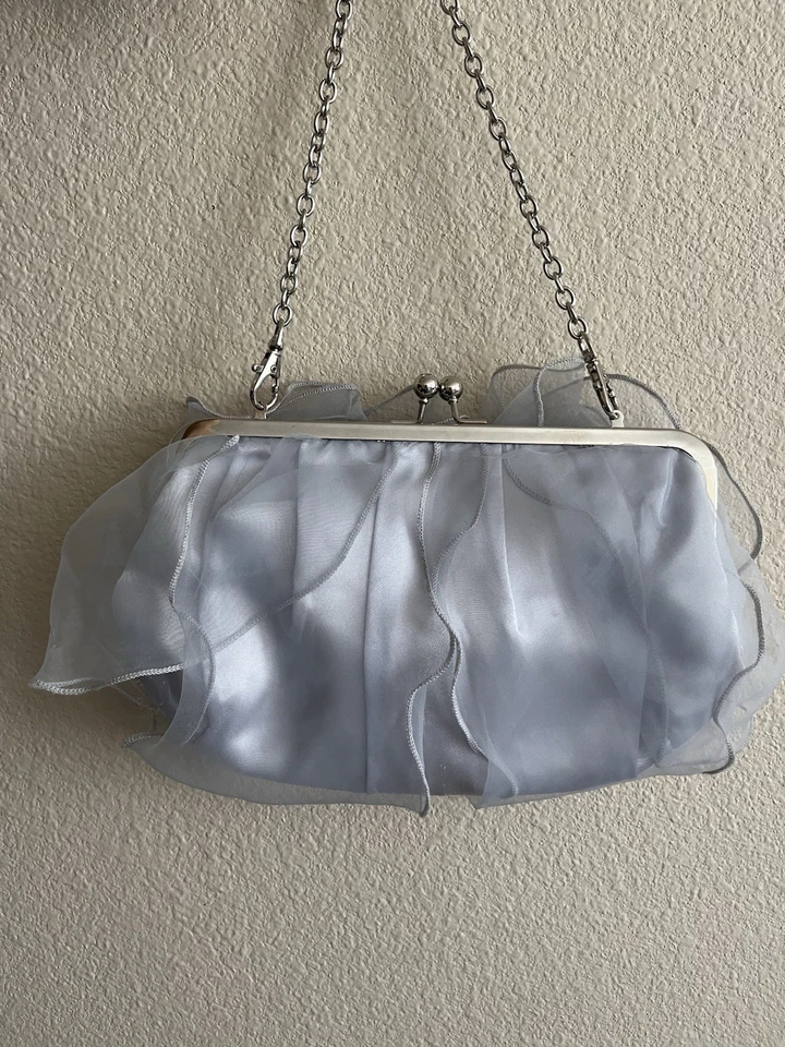 Precioso bolso de mano femenino plateado azul rosa de gasa con cadena extraíble plateada. Foto 2 de 4